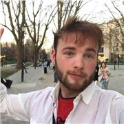 Etudiant en Cinéma, diplômé d'une licence d'Arts du Spectacle et bilingue en anglais